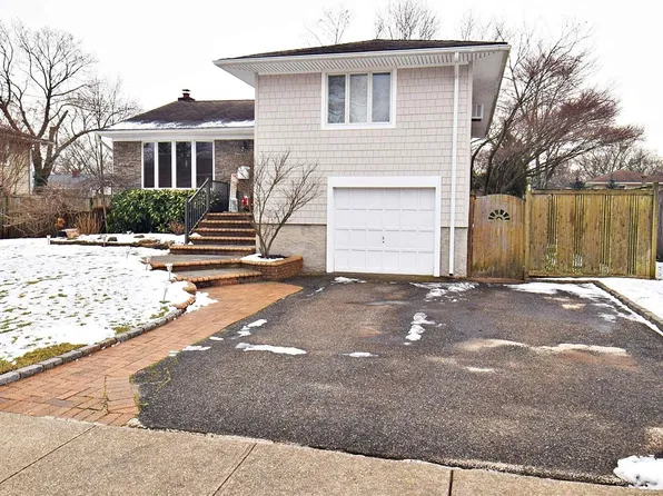 92 N Maple Street, Massapequa, NY 11758
