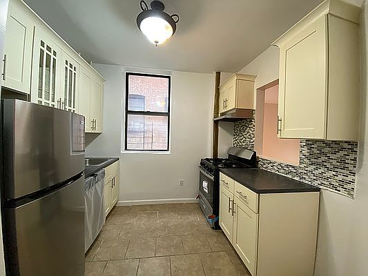 3rd image of 572 W 156th St #32