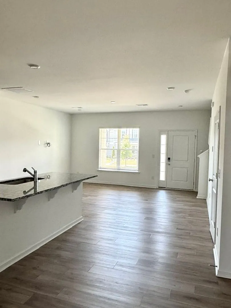 Beautiful 3BR Townhome with Community Pool — Photo 4