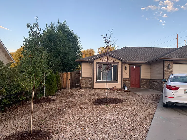 694 Bayberry Ct — Photo 1
