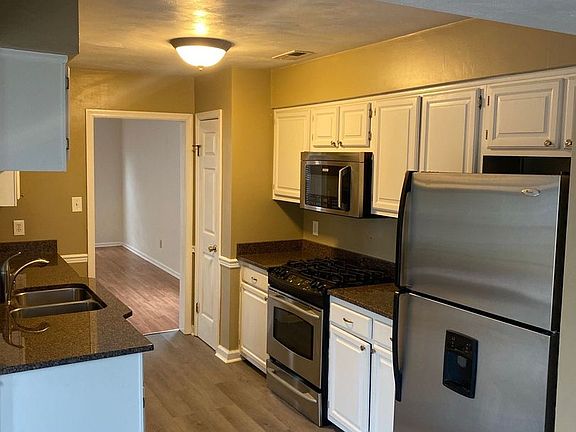 4th image of 2501 Castle Hill Ct