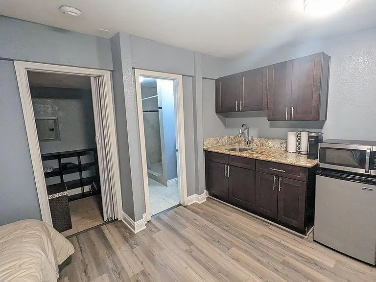 1122 Westwood Dr #4 — Photo 7