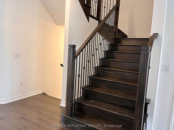 4th image of 39 Aitchison Ave