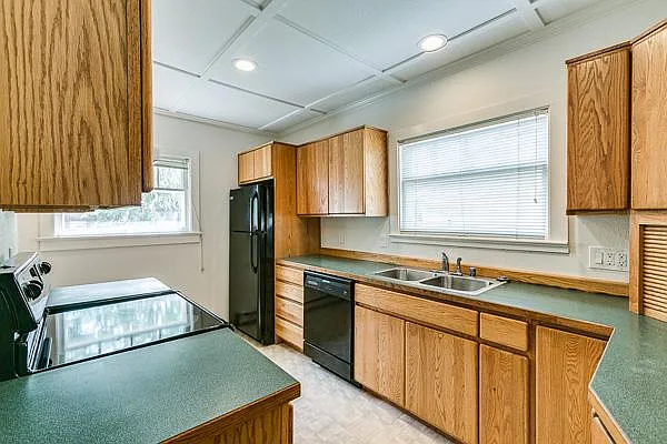 2801 James St — Photo 4