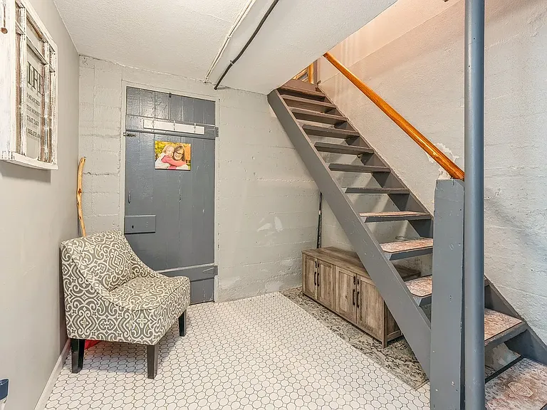 102 E Broadway St — Photo 25