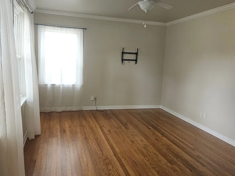 137 E 35th St — Photo 3