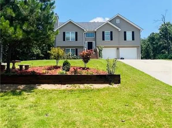 5646 Hawthorn Dr, Gillsville, GA 30543