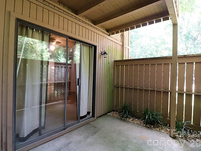 1645 Cedarview Ct — Photo 2