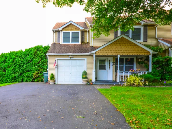 9 Tree Bark Ln, Holland, PA 18966