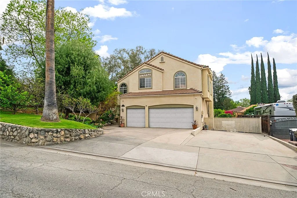 4 bed, 3921 sqft, $4,500 — Photo 4