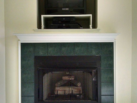 Living room with fireplace (gaslog)