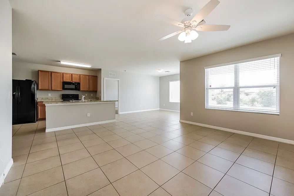 3 bed, 2.0 bath, 1672 sqft, $2,005 — Photo 3
