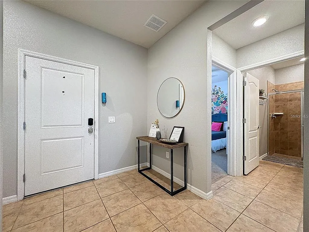 5 bed, 4.5 bath, 2076 sqft, $2,500 — Photo 3