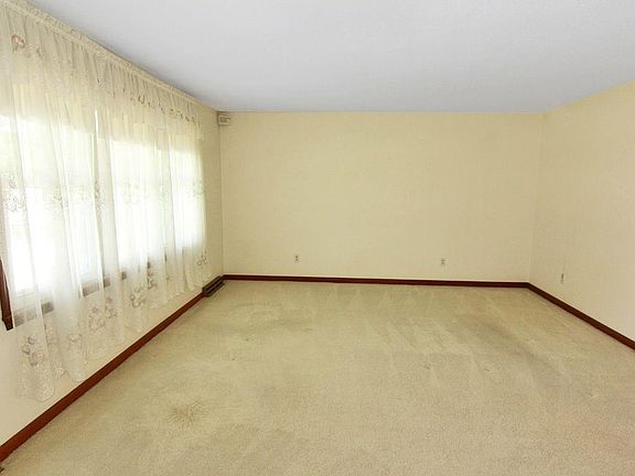 3rd image of 211 Hillview St