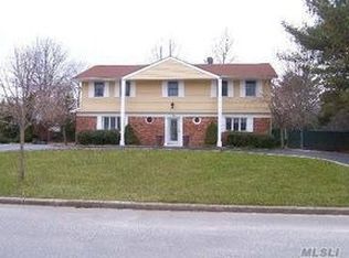 25 Meadow Rue Ln, East Northport, NY 11731