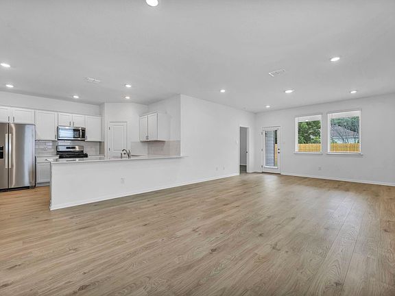 5th image of 505 Brooks Ranch Dr