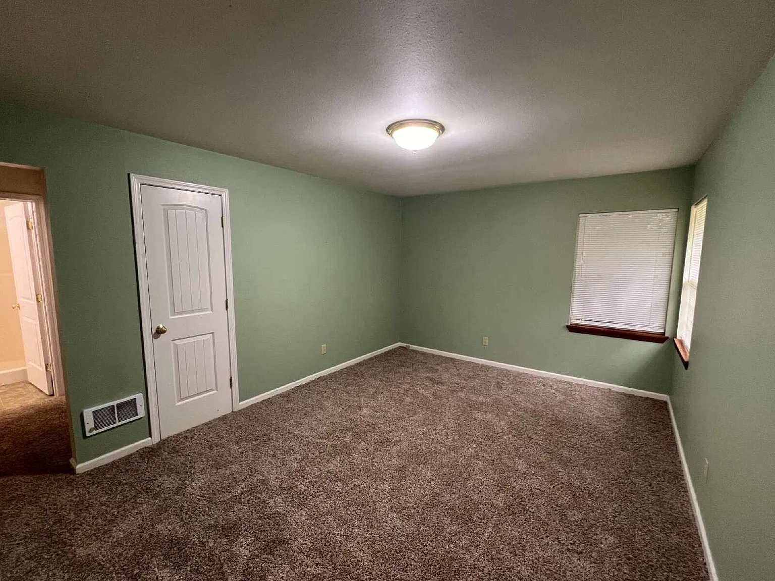 2 bed, 1.0 bath, $1,095 — Photo 2