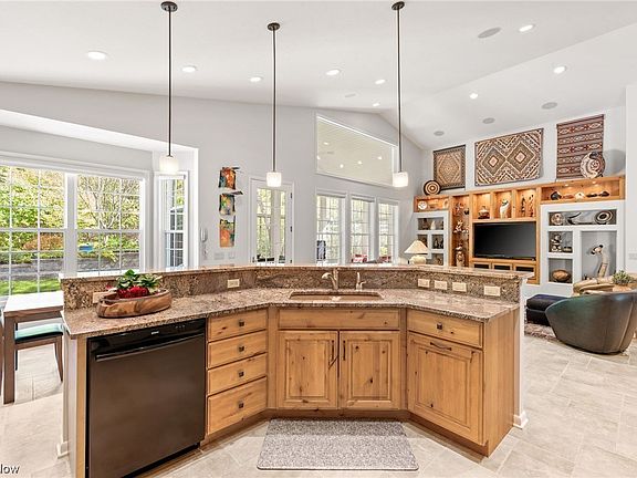 3rd image of 400 Blossom Ln