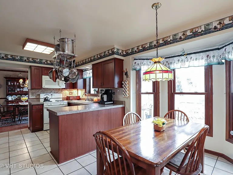 1162 Sandhurst Dr — Photo 6