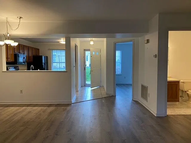3 bed, 2.5 bath, 1528 sqft, $1,895 — Photo 3