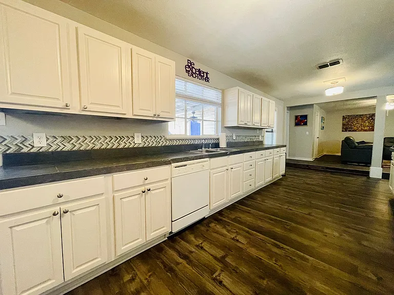 718 W College St — Photo 9