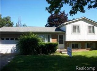 22050 Larch St, Woodhaven, MI 48183