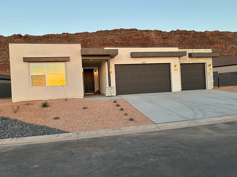 1567 S Sinawava Dr #B — Photo 3
