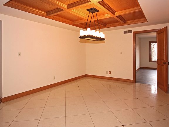 5th image of 8669 Bay Colony Dr