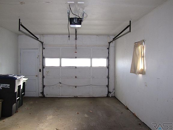5th image of 214 W Lincoln St