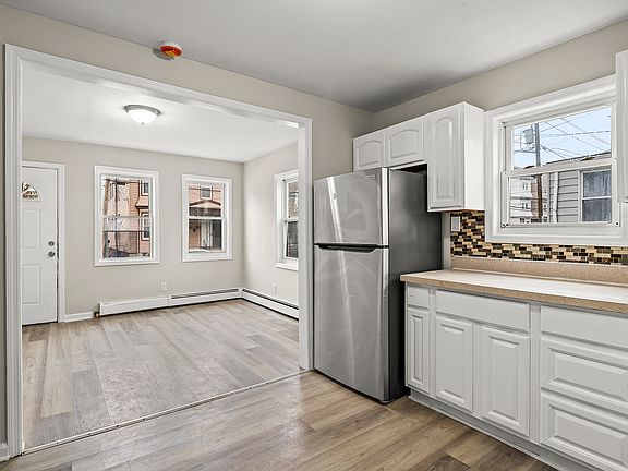 4th image of 390 S 19th St Floor 1