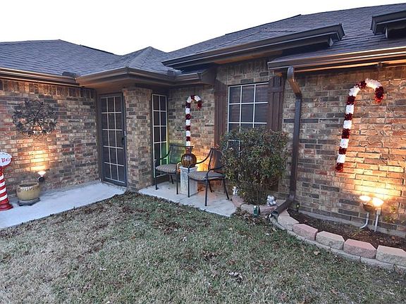 2nd image of 1051 Holly Ln