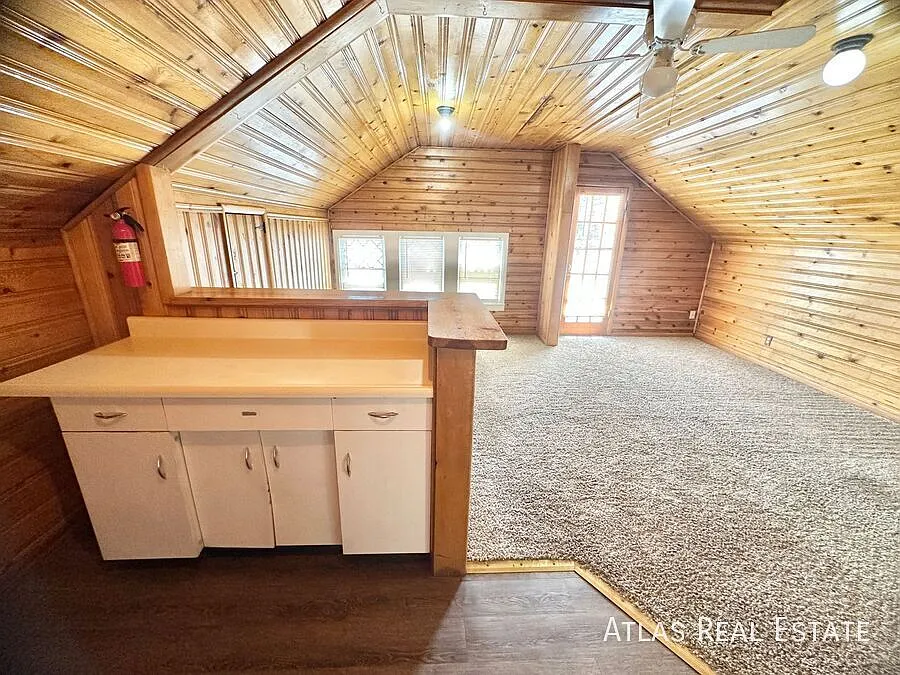 Unique Victorian 3rd Floor 2 Bedroom Apartment with Rooftop deck! — Photo 4