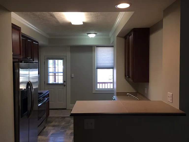 Eat-in Kitchen & Stone Countertops