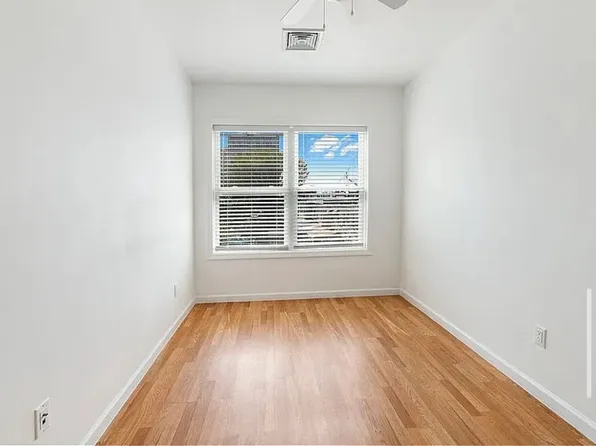 3626 Bayview Avenue image 19 of 32