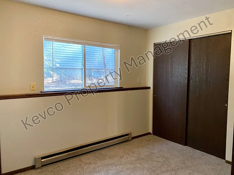 620-622 Endicott St — Photo 14
