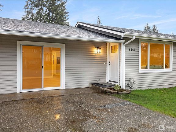 3rd image of 604 NE Valley Oak Drive