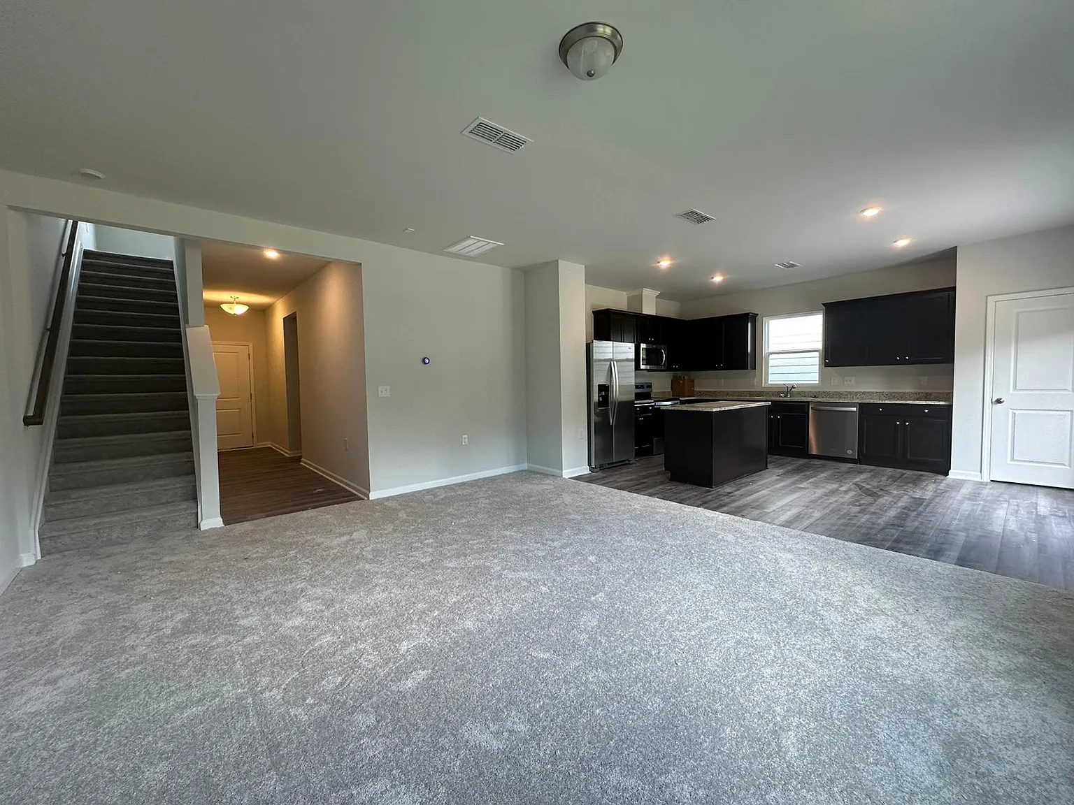 4 bed, 1928 sqft, $2,245 — Photo 4