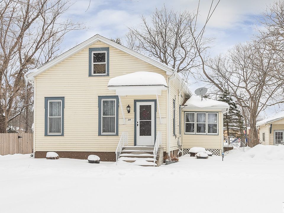 Adorable Bungalow on  half acre lot on quiet street