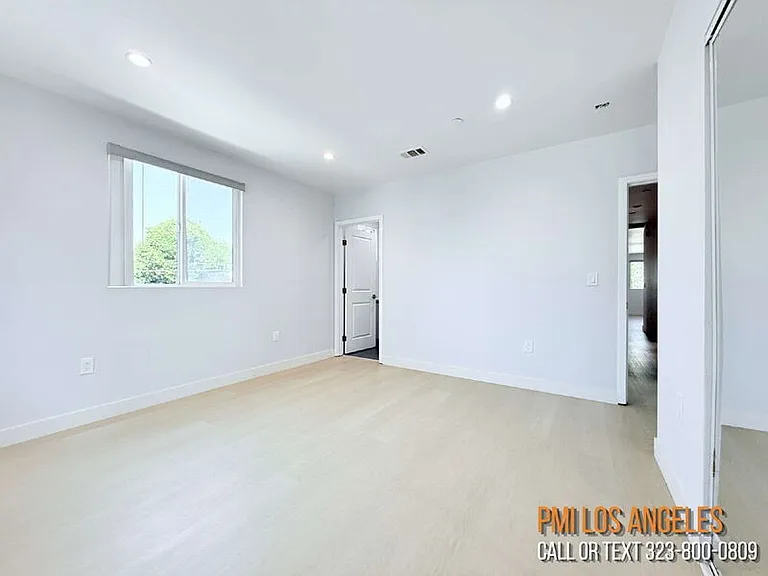 206 1/2 E 87th Pl — Photo 9