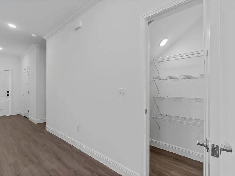 533 Hill Ln — Photo 10