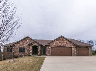 17266 Ballymore Ln, Dubuque, IA 52001