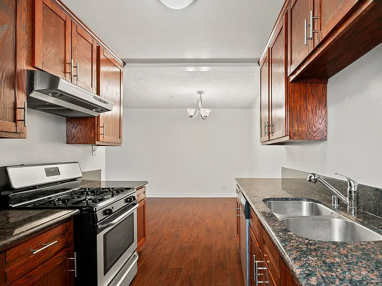 Spacious 2-Bedroom Apartment in Prime Location! One month free — Photo 7