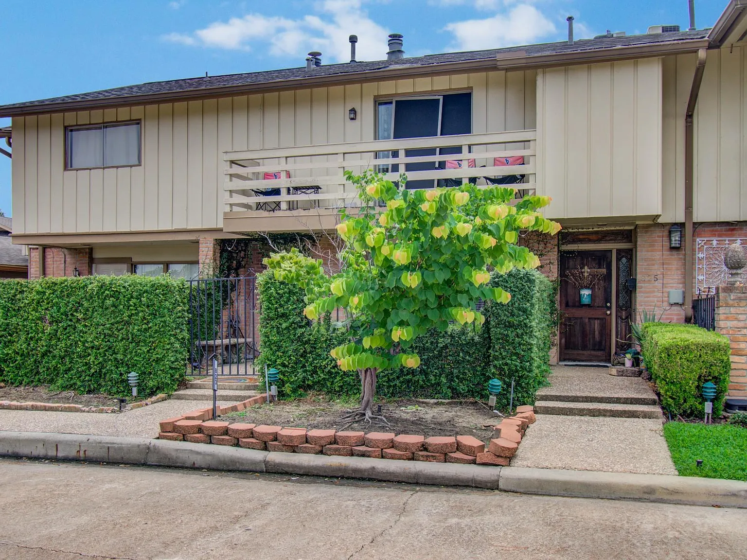 3 bed, 2.5 bath, 1308 sqft, $2,100 — Photo 2