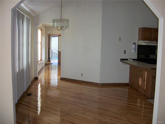 4th image of 319 Fitch St