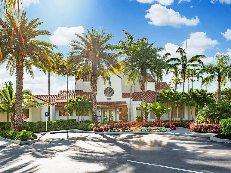 Sheridan Ocean Club Apartments — Photo 6