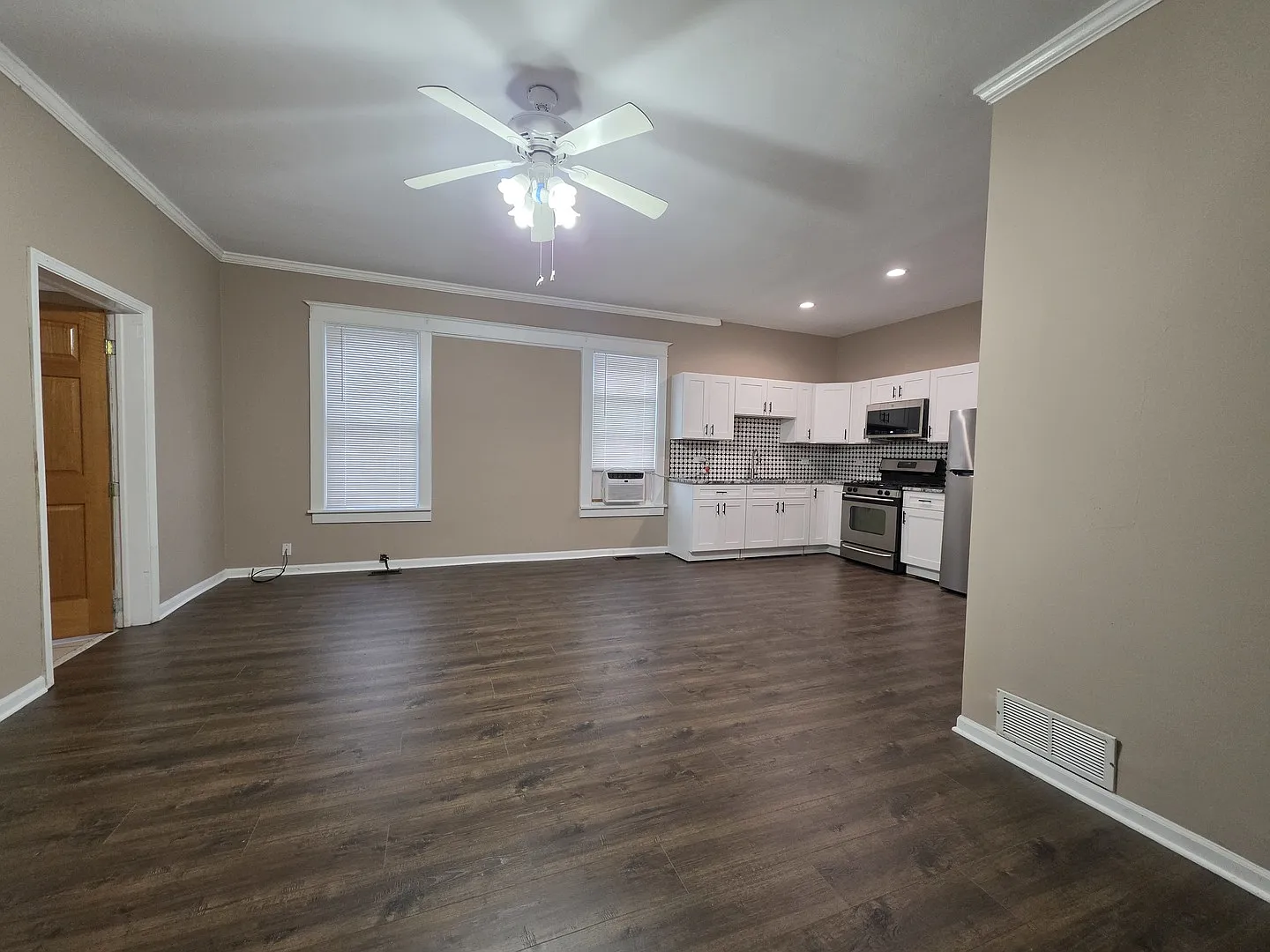 3 bed, 891 sqft, $1,800 — Photo 3