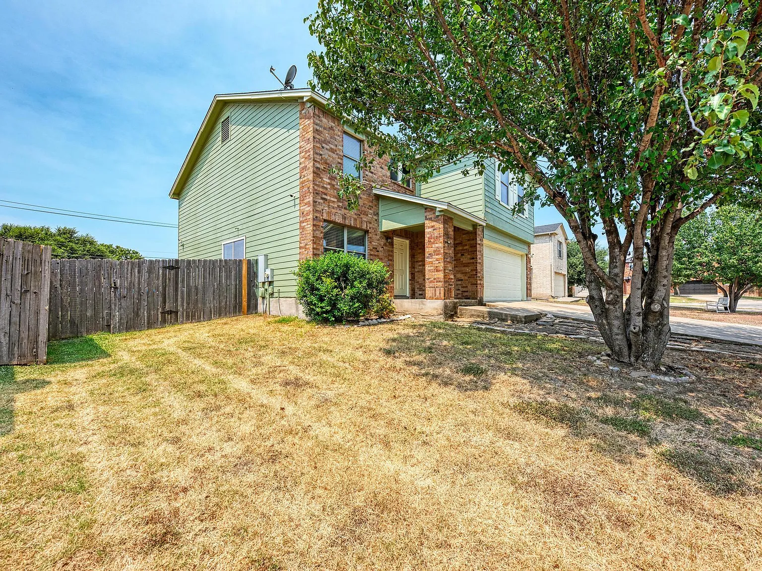 4 bed, 2.5 bath, 2517 sqft, $2,100 — Photo 2