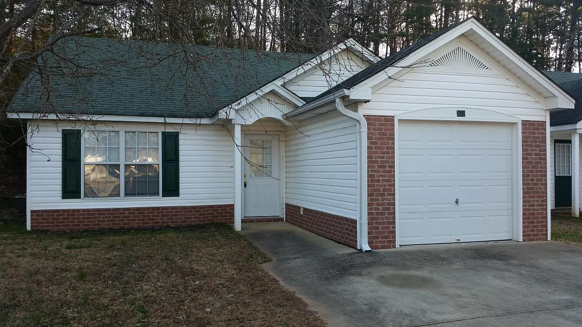 2 bed, 1000 sqft, $1,350 — Photo 2