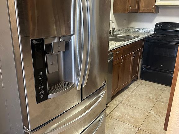 3rd image of 9809 Walnut St #107