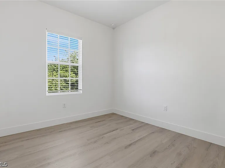 721 Ivan Ave S — Photo 15